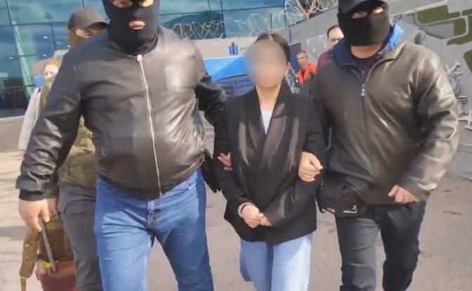На фото: гражданка Украины, подозреваемая в шпионаже, во время доставки сотрудниками ФСБ России в суд.