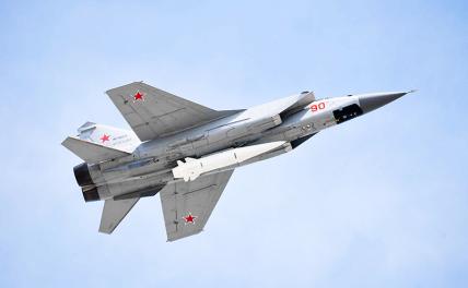 На фото: сверхзвуковой истребитель-перехватчик МиГ-31К с гиперзвуковой ракетой "Кинжал"