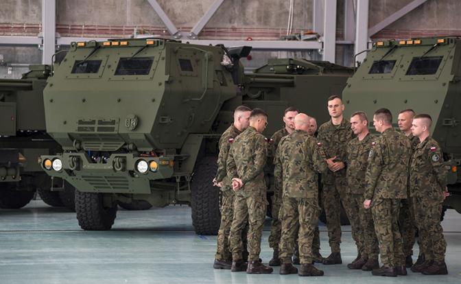 На фото:  установки американской РСЗО HIMARS прибыли в Польшу