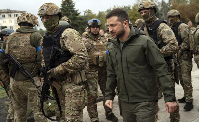 На фото: президент Украины Владимир Зеленский (в центре)
