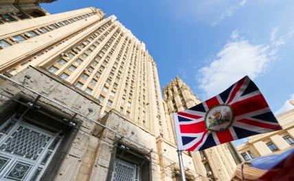На фото: флаг Великобритании на автомобиле у здания посольства Великобритании на Смоленской набережной в Москве