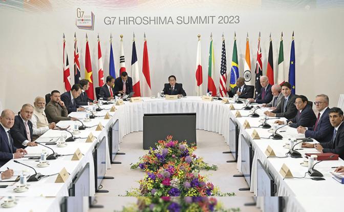 На фото: лидеры стран "Большой семерки" (G7) во время встречи на полях саммита