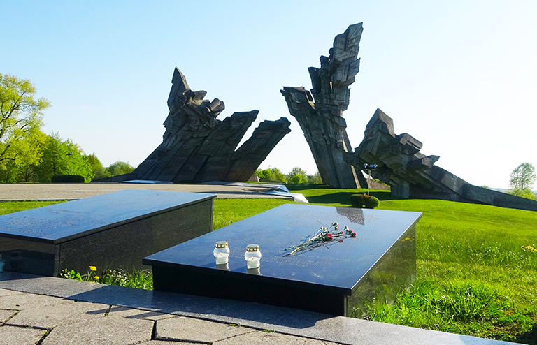 На фото: монумент жертвам фашизма в IX форде. Город Каунас, Литва