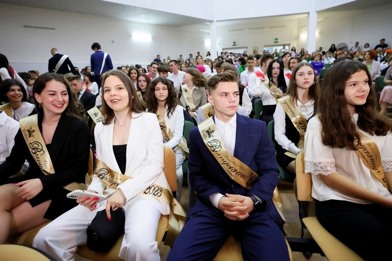 Последний звонок в екатеринбурге 2024. Фотосессия выпускников. Фотосессия на выпускной. Выпускник картинка. Последний звонок фото выпускников.