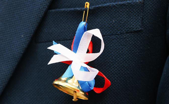 Школьник чуть не зарезал одноклассницу на торжественной линейке во время последнего звонка