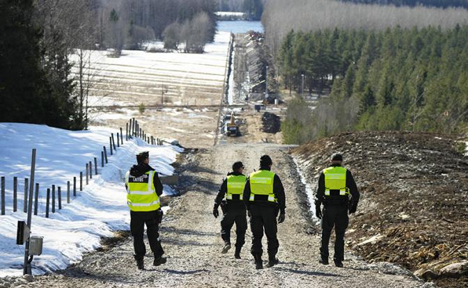 На фото: строительство забора на границе Финляндии и России возле пограничного перехода Пелкола в Иматре