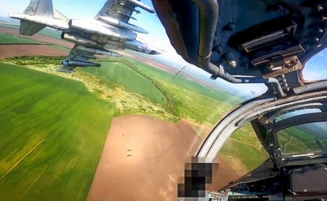 На фото: боевая работа штурмовиков Су-25 ВКС России в ходе специальной военной операции