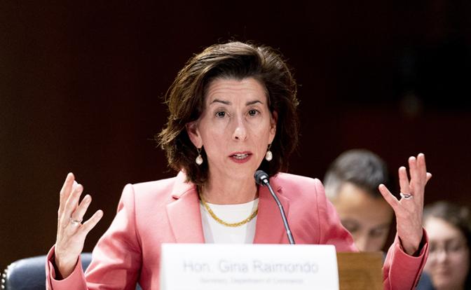 На фото: министр торговли США Джина Раймондо