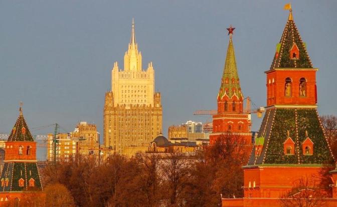 На фото: вид на Кремль и здание МИД с Большого Москворецкого моста в Москве.