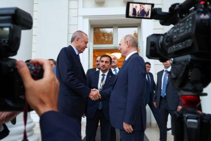 На фото: президент РФ Владимир Путин и президент Турции Реджеп Тайип Эрдоган (справа налево) во время встречи в санатории "Русь" в Сочи, Россия.