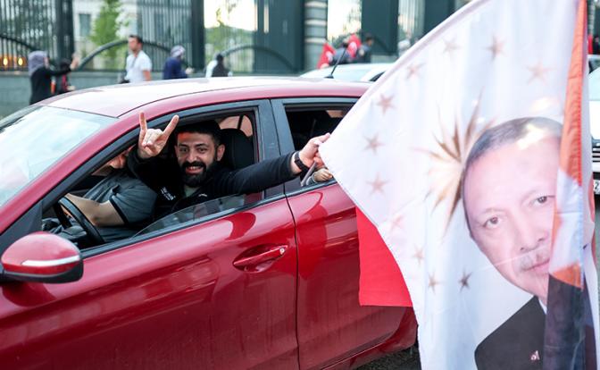 Министр ФРГ Оздемир не понимает радости проголосовавших за Эрдогана турков