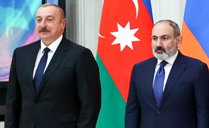 На фото: президент Азербайджана Ильхам Алиев и премьер-министр Армении Никол Пашинян (слева направо)