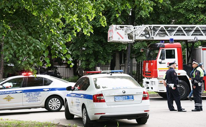 На фото: сотрудники полиции на улице Профсоюзной у жилого дома, где произошел прилет беспилотных летательных аппаратов (БПЛА).