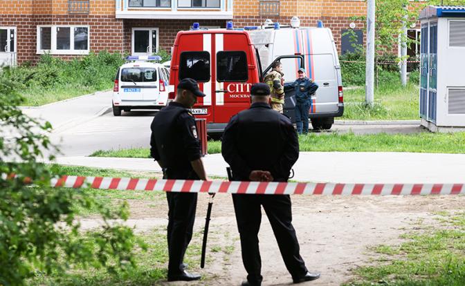 На фото: сотрудники полиции у многоэтажного жилого дома №98, корпус 6 на улице Профсоюзная, который был атакован беспилотным летательным аппаратом (БПЛА).