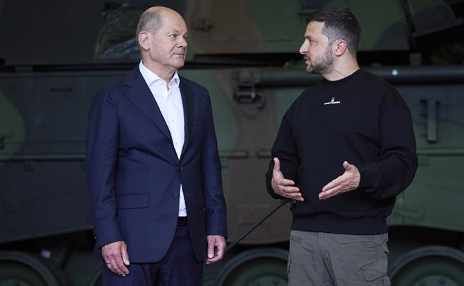 На фото: канцлер ФРГ Олаф Шольц и президент Германии Владимир Зеленский (слева направо)