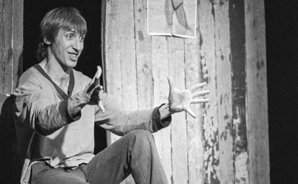 На фото: актер театра-студии "Мастерская" Николай Шатохин, 1987 год.