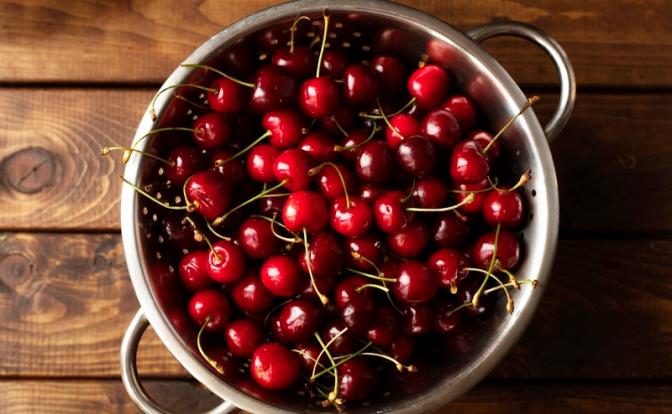 Врач рассказал, кому нельзя есть черешню