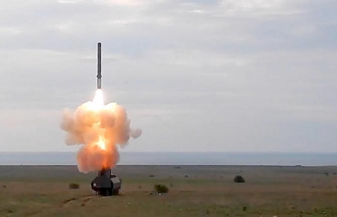 На фото: пуск высокоточной ракеты "Оникс" расчетом дивизиона берегового ракетного комплекса "Бастион"