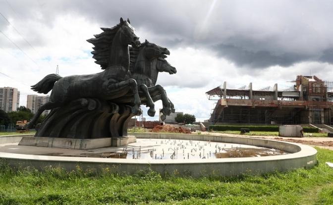 На фото: скульптура в конноспортивном комплексе "Битца" в Москве.