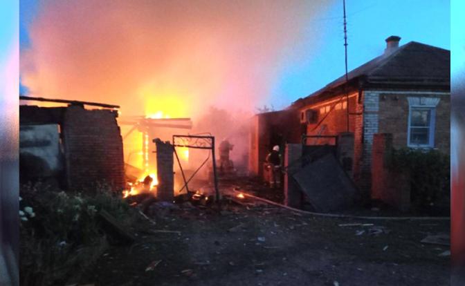 На фото: село Соболевка Валуйского г.о. попало под обстрел ВСУ. Снаряды «Града» были выпущены по частному сектору. ⠀ По предварительным данным, два человека погибли. Шесть человек пострадали, среди них есть двое детей.