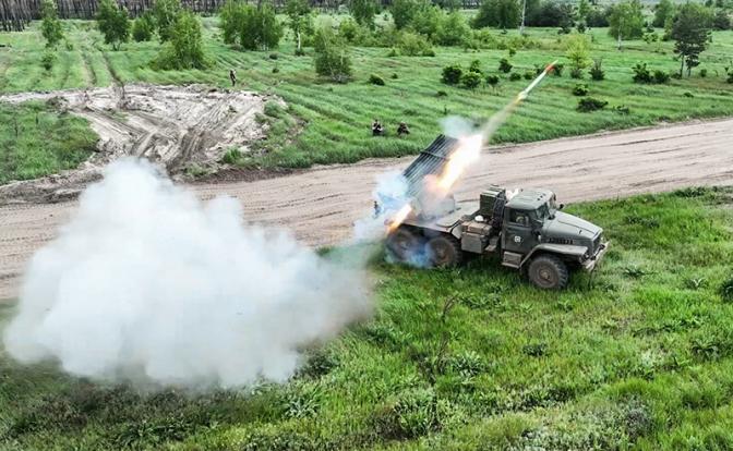 На фото: боевая работа расчетов реактивных систем залпового огня (РСЗО) "Град" в зоне СВО.