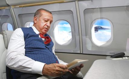 На фото: президент Турции Реджеп Тайип Эрдоган в своем самолете в сопровождении истребителя F-16 ВВС Турции
