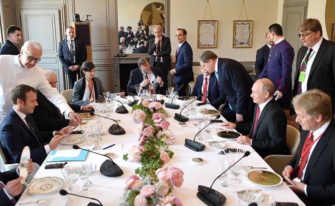 На фото: президент Франции Эммануэль Макрон (третий слева), президент РФ Владимир Путин (второй справа), пресс-секретарь президента РФ Дмитрий Песков (справа) и помощник президента РФ Юрий Ушаков (третий справа) во время переговоров, 2017 год.