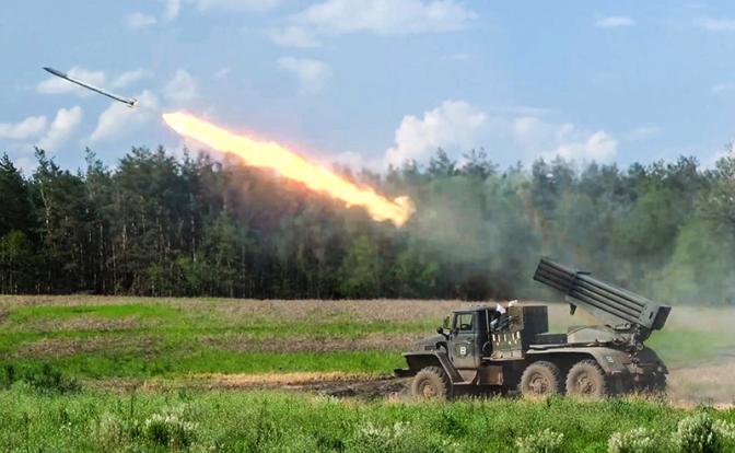 На фото: боевая работа расчетов реактивных систем залпового огня (РСЗО) "Град" в зоне СВО.