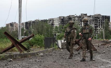 На фото: военнослужащие частной военной компании (ЧВК) "Вагнер" на одной из улиц Артемовска (украинское название — Бахмут).