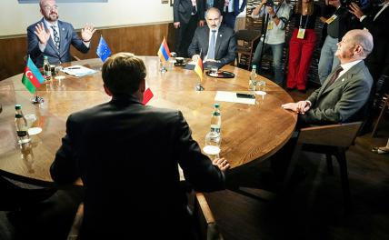На фото: саммит Европейского политического сообществас участием премьер-министра Армении Никола Пашиняна, президента Европейского совета Шарля Мишеля, президента Франции Эммануэля Макрона, канцлера Германии Олафа Шольца