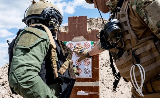 На фото: подготовка гражданских добровольцев к службе в украинской армии проходит в Киевской области