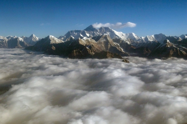На фото: вид с воздуха на гору Эверест, высочайшую вершину мира, в непальском регионе Кхумбу.