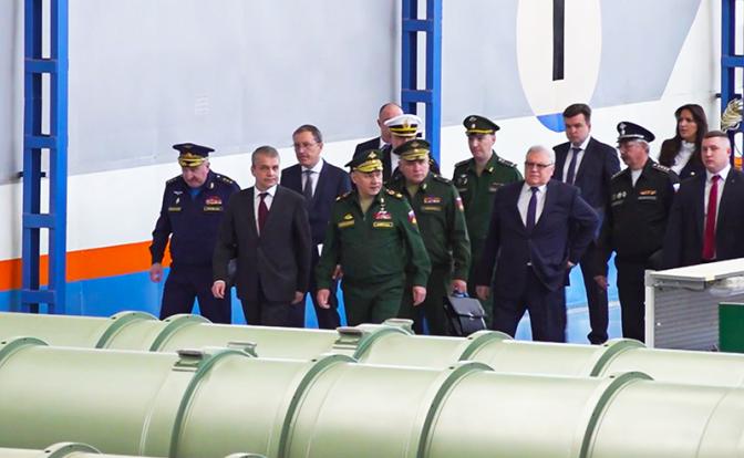 На фото: инспектирование министром обороны РФ Шойгу( в центре) одного из предприятий "Алмаз-Антея"