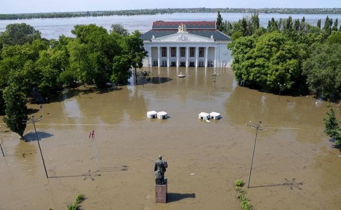 На фото: подтопление Дома культуры после разрушения задвижек на Каховской ГЭС, Новая Каховка, Херсонская область.
