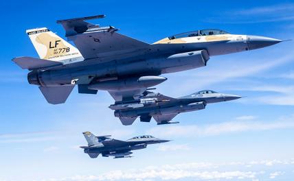 На фото: F-16 Fighting Falcons ВВС США