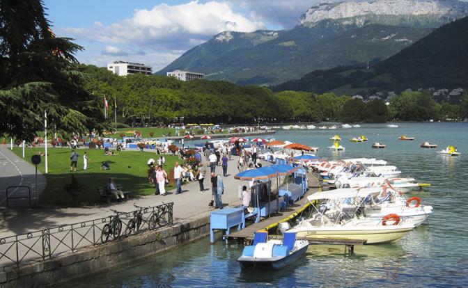 Восемь маленьких детей пострадали в результате нападения с ножом в Анси на юго-востоке Франции (фото из архива)
