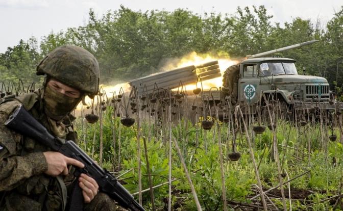 Военкор Лисицын сообщил о тяжёлых боях на окраинах Марьинки под Донецком