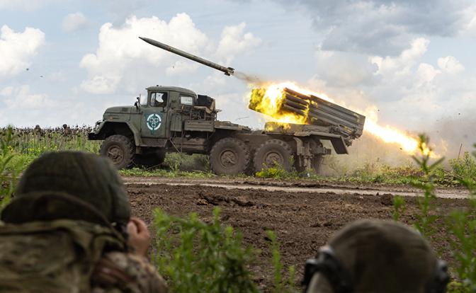 На фото: работа расчетов реактивной системы залпового огня (РСЗО) "Град"