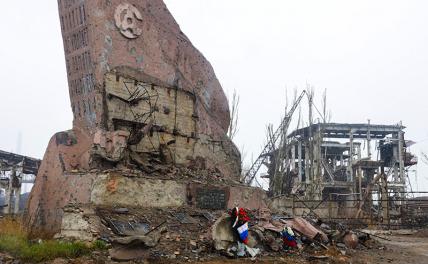 На фото: разрушенная проходная металлургического комбината имени Ильича "Азовсталь".