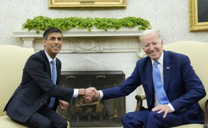 На фото: президент США Джо Байден и премьер-министр Великобритании Риши Сунак (справа налево) во время встречи в Овальном кабинете Белого дома.