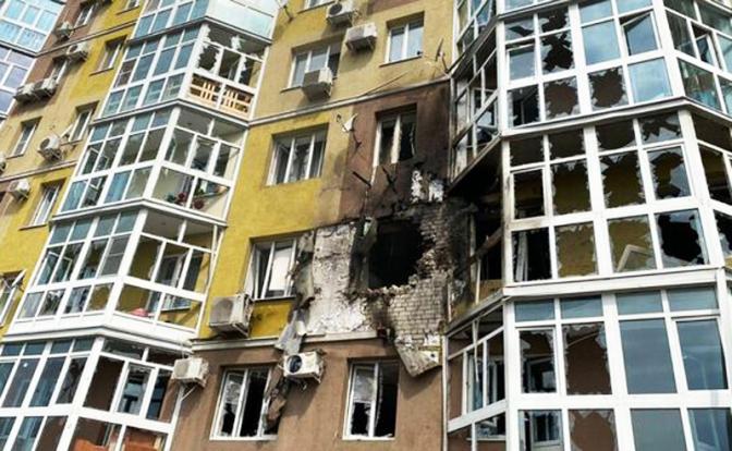 На фото: пострадавший от беспилотника многоэтажный жилой дом в Воронеже