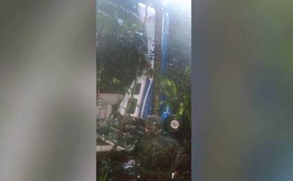 На фото: самолет, на котором летели 7 человек, разбился в южном регионе Колумбии Гуавьяре, в джунглях Амазонки.