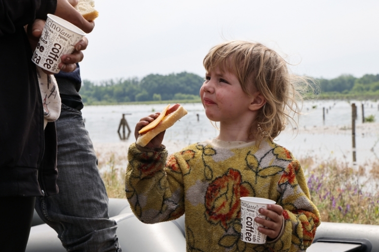 На фото: раздача бутербродов во время эвакуации местных жителей, Голая Пристань, Херсонская область.