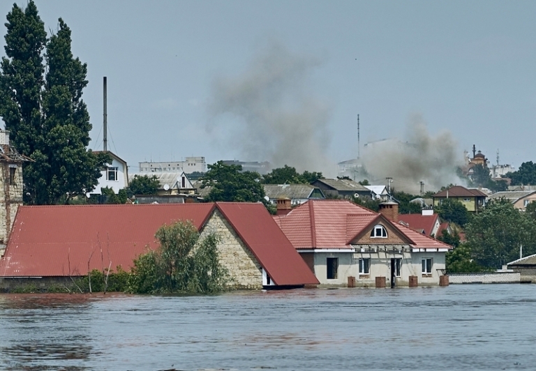 На фото: наводнение в Херсоне после разрушения Каховской ГЭС.