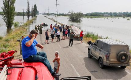 На фото: эвакуация жителей после наводнения в Херсоне.