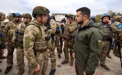 На фото (справа налево): президент Украины Владимир Зеленский и командующий Сухопутными войсками генерал-полковник Александр Сырский.
