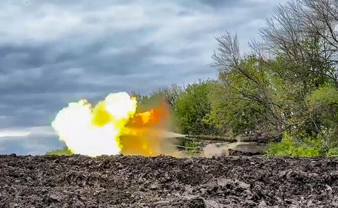 На фото: боевая работа экипажей танков Т-80 в зоне проведения СВО.