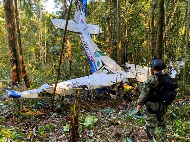 На фото: солдат стоит перед обломками самолета Cessna C206 в четверг, 18 мая 2023 года, который разбился в джунглях Солано в колумбийском штате Какета.