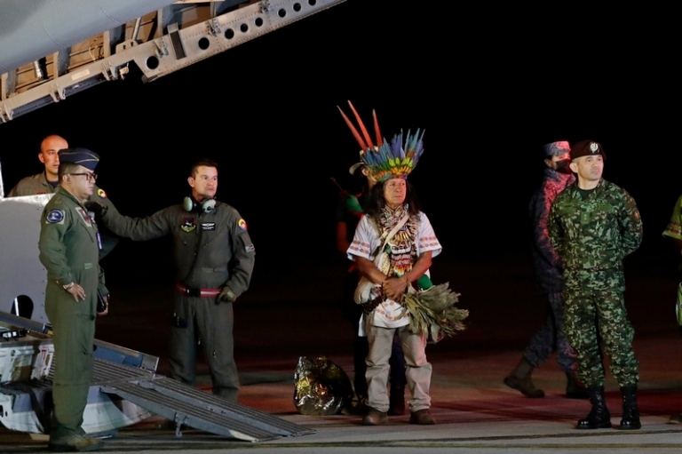 На фото: военнослужащие и лидеры коренных народов стоят под самолетом после прибытия четырех братьев из числа коренных народов, пропавших без вести после смертельной авиакатастрофы на военной авиабазе в Боготе, Колумбия, в субботу, 10 июня 2023 года.