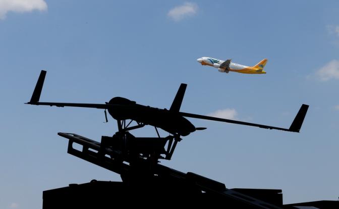 На фото: беспилотный летательный аппарат ScanEagle на пусковой установке Skyhook.